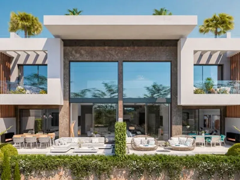 Beachside Villa in Marbesa, Marbella East