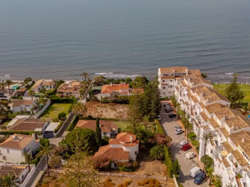 Beachside Villa in Marbesa, Marbella East