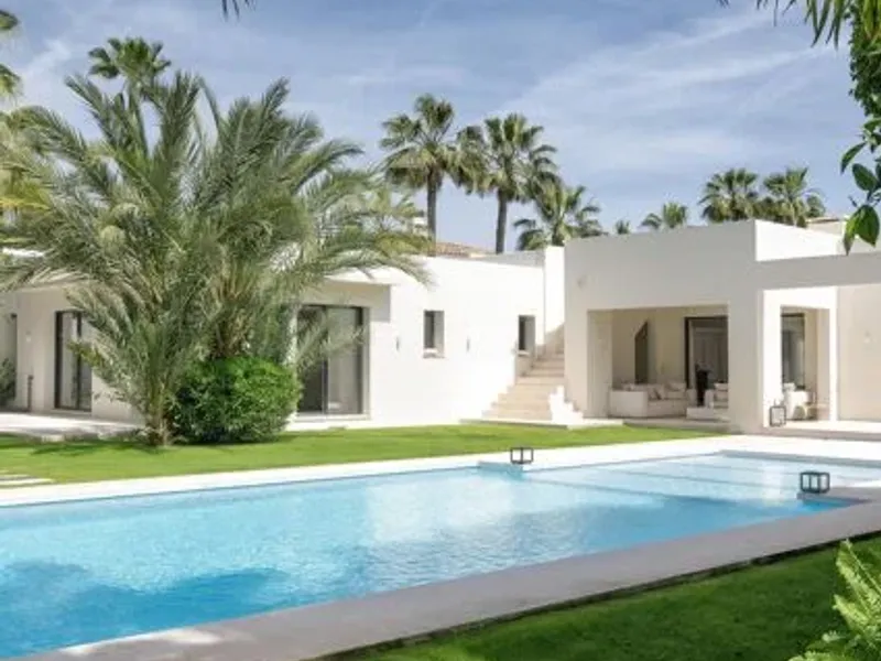 Beachside Villa in Marbesa, Marbella East