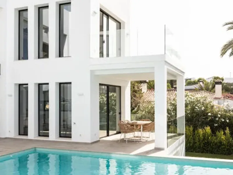 Beachside Villa in Marbesa, Marbella East