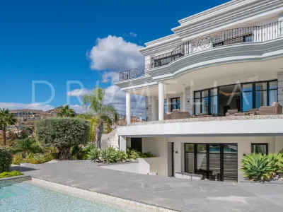 Elegant Classical Villa with Panoramic Views in La Alquería, Benahavís