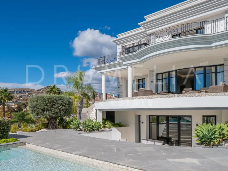 Elegant Classical Villa with Panoramic Views in La Alquería, Benahavís