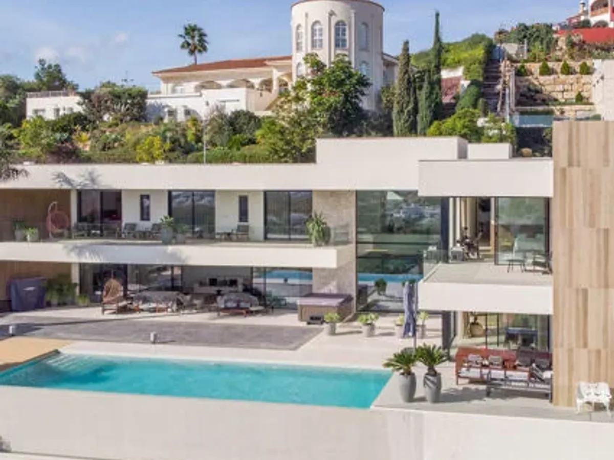 Elegant Classical Villa with Panoramic Views in La Alquería, Benahavís