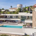 Elegant Classical Villa with Panoramic Views in La Alquería, Benahavís 3