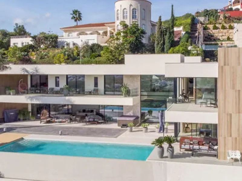 Elegant Classical Villa with Panoramic Views in La Alquería, Benahavís