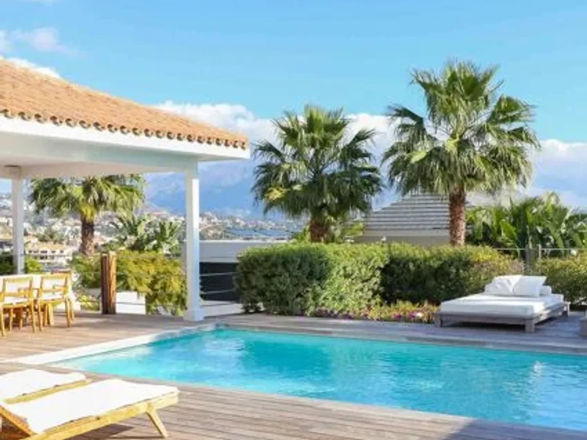 Elegant Classical Villa with Panoramic Views in La Alquería, Benahavís