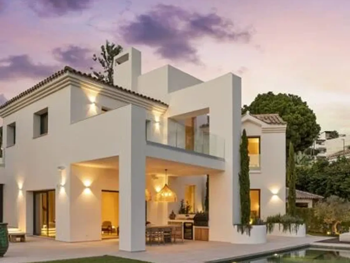 Elegant Classical Villa with Panoramic Views in La Alquería, Benahavís