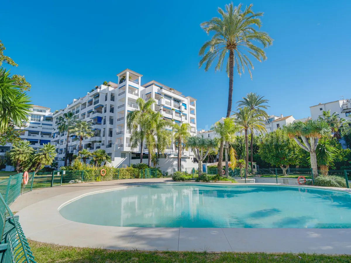Fantastic, southwest-facing four-bedroom duplex penthouse, set in a prime position within the prestigious Puerto Banús, Marbella
