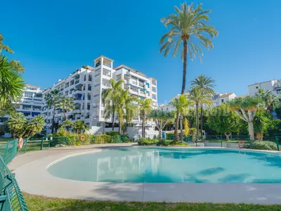 Fantastic, southwest-facing four-bedroom duplex penthouse, set in a prime position within the prestigious Puerto Banús, Marbella