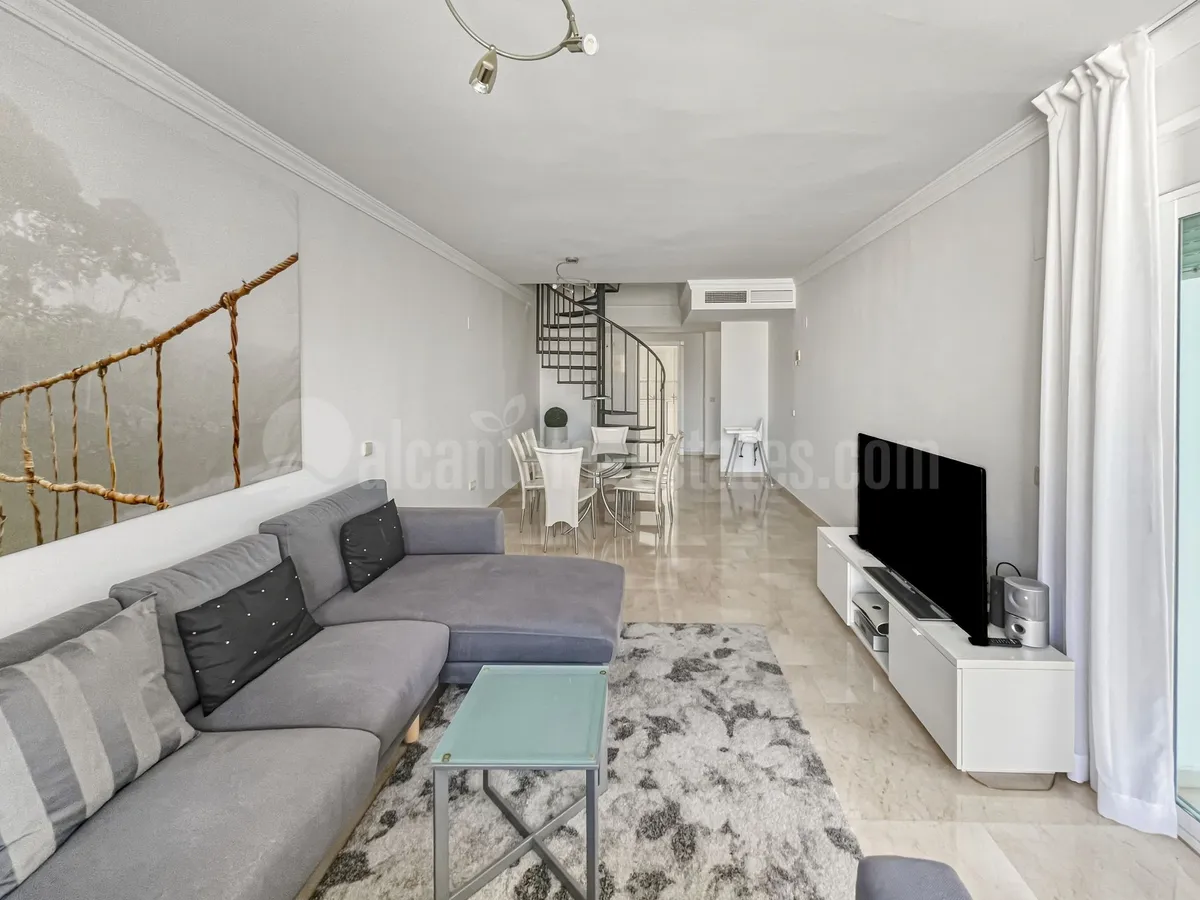 Fantastic, southwest-facing four-bedroom duplex penthouse, set in a prime position within the prestigious Puerto Banús, Marbella