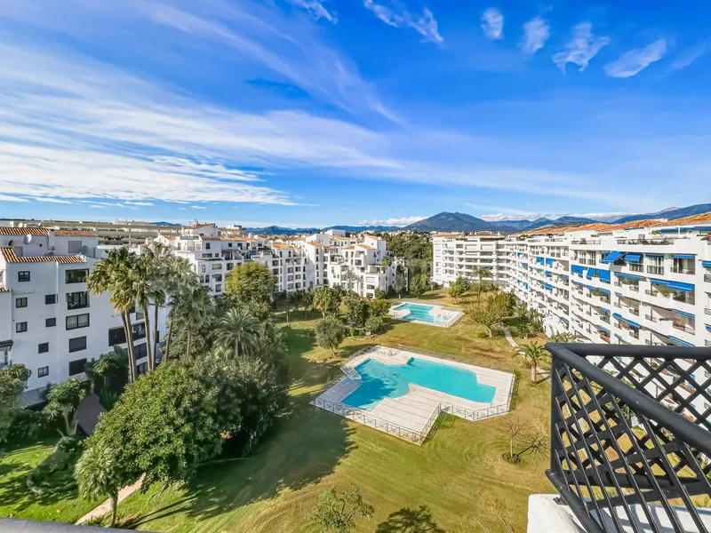 Fantastic, southwest-facing four-bedroom duplex penthouse, set in a prime position within the prestigious Puerto Banús, Marbella