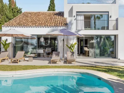 Contemporary Scandinavian-Style Villa with Panoramic Views in Nueva Andalucía
