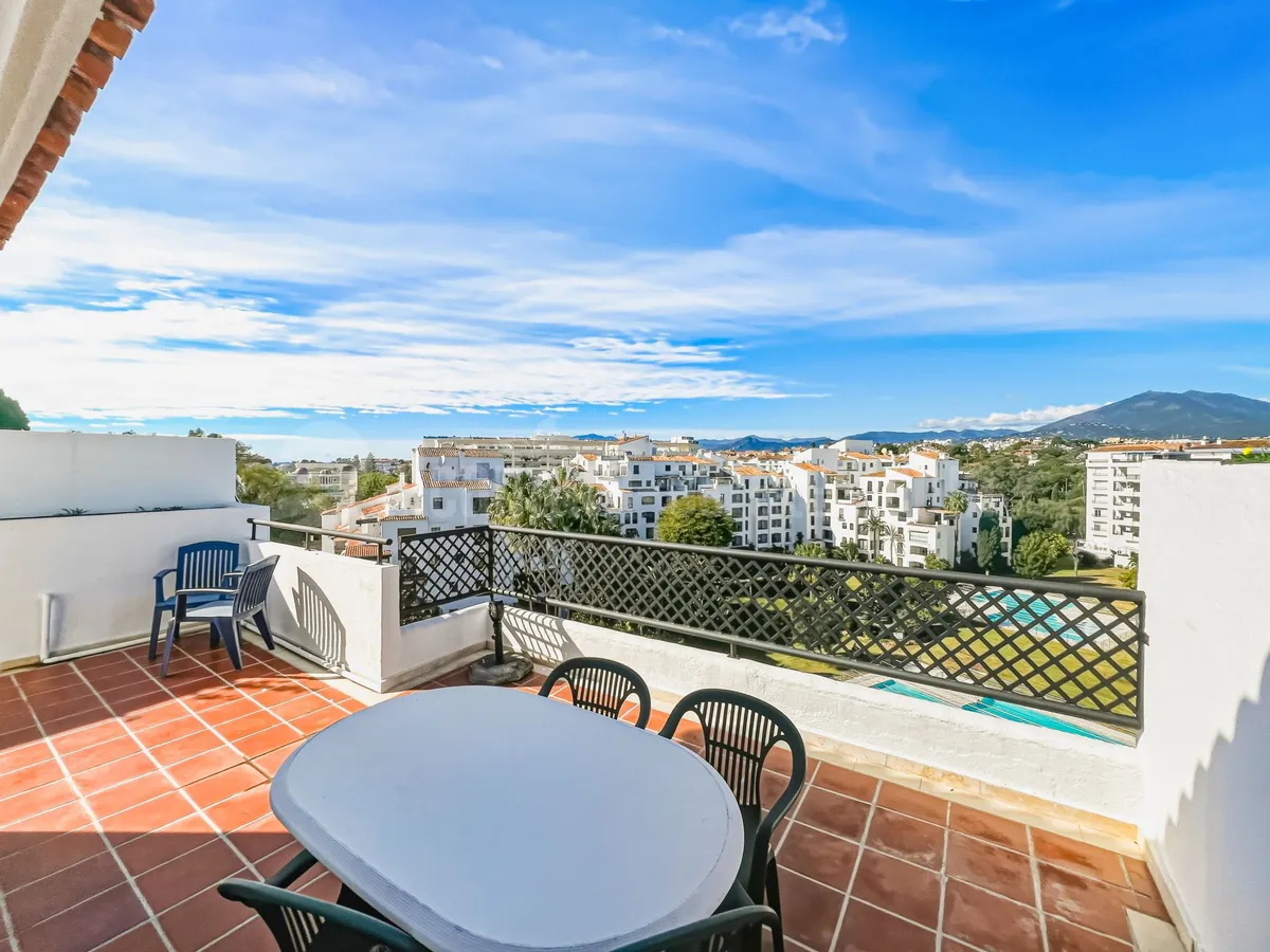 Fantastic, southwest-facing four-bedroom duplex penthouse, set in a prime position within the prestigious Puerto Banús, Marbella