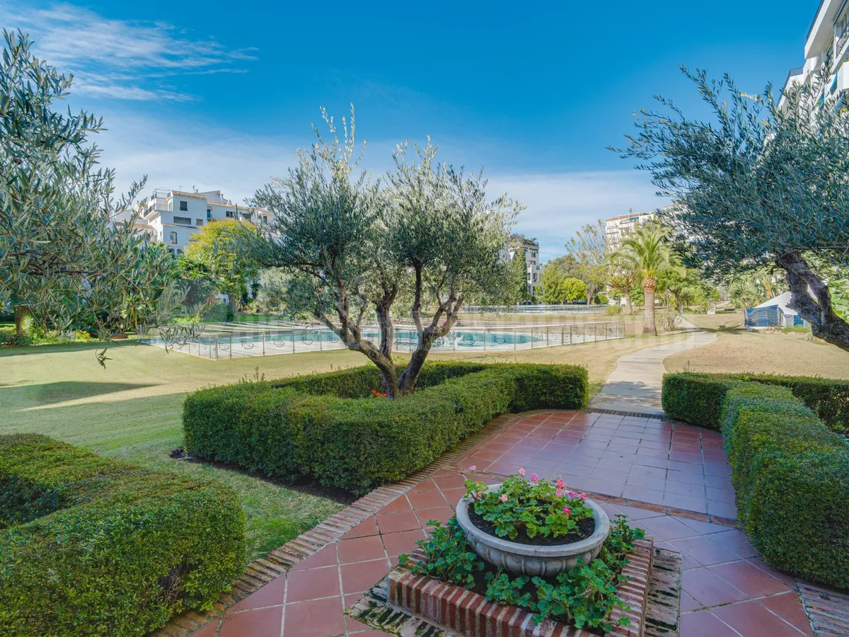 Fantastic, southwest-facing four-bedroom duplex penthouse, set in a prime position within the prestigious Puerto Banús, Marbella