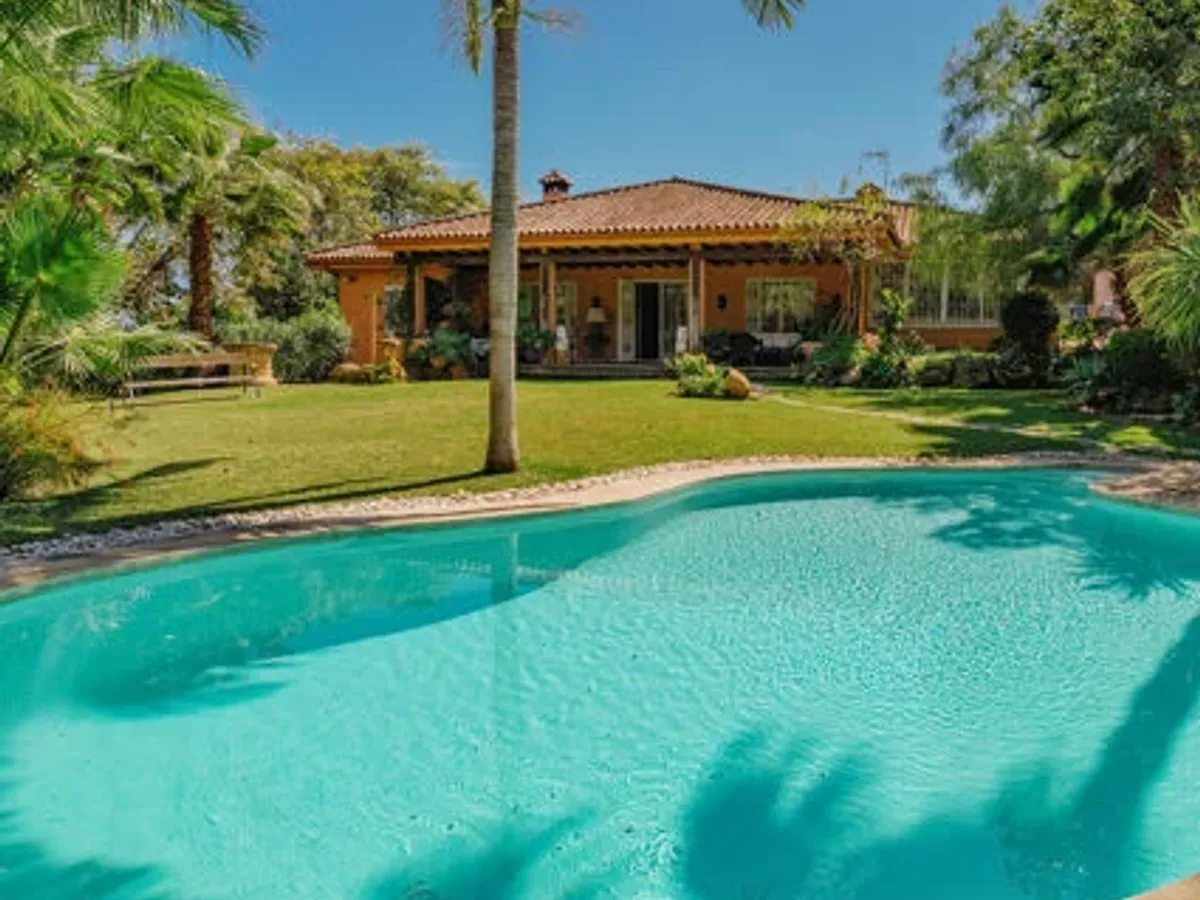 Contemporary Scandinavian-Style Villa with Panoramic Views in Nueva Andalucía