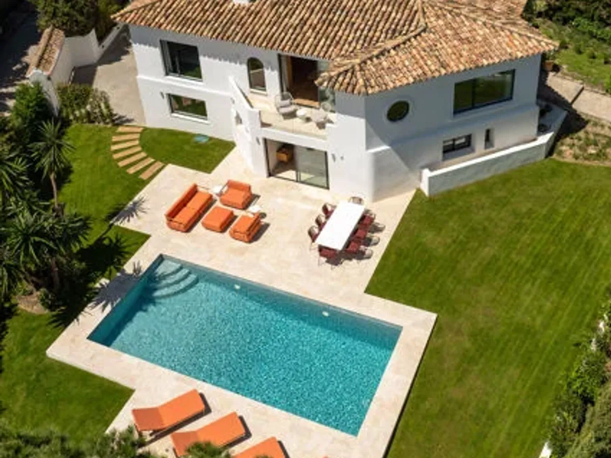 Contemporary Scandinavian-Style Villa with Panoramic Views in Nueva Andalucía