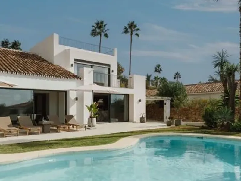 Contemporary Scandinavian-Style Villa with Panoramic Views in Nueva Andalucía