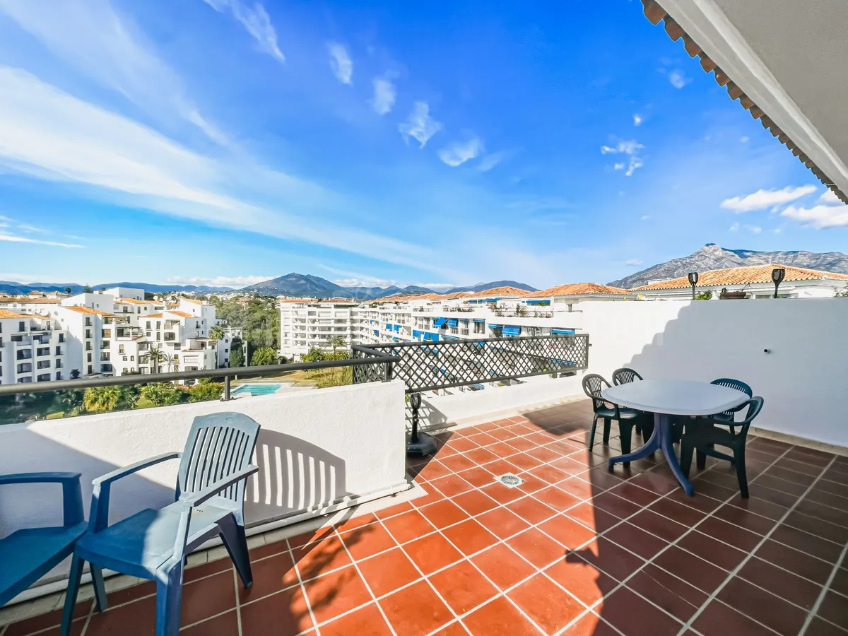 Fantastic, southwest-facing four-bedroom duplex penthouse, set in a prime position within the prestigious Puerto Banús, Marbella