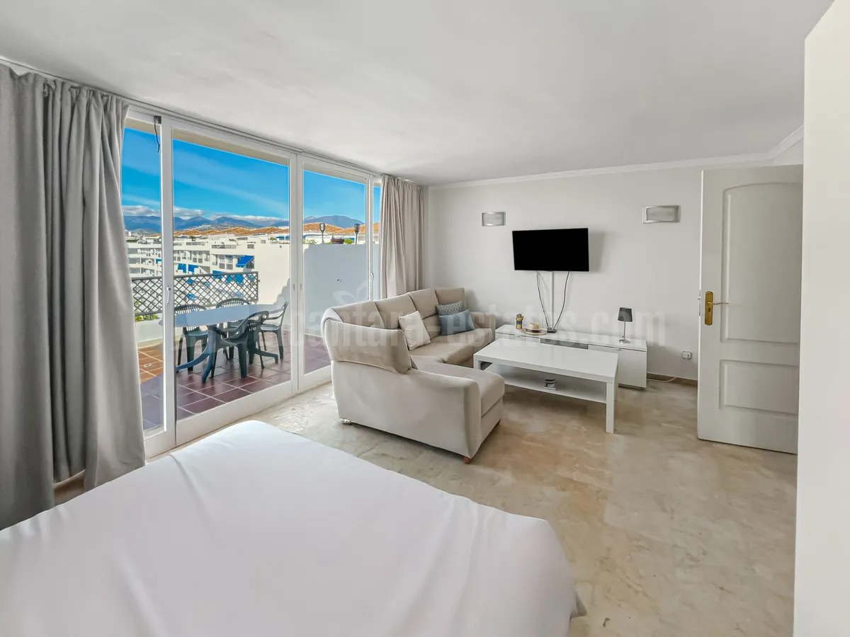 Fantastic, southwest-facing four-bedroom duplex penthouse, set in a prime position within the prestigious Puerto Banús, Marbella