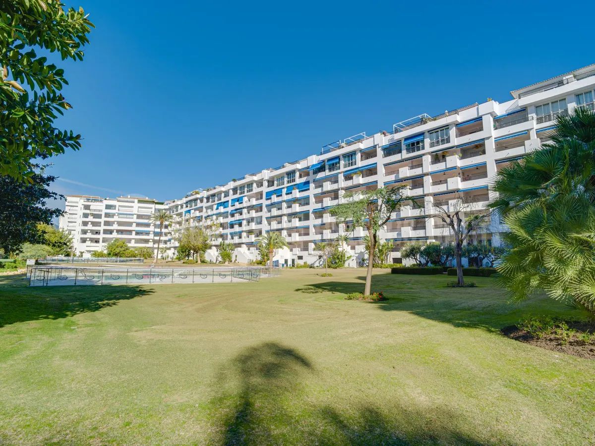 Fantastic, southwest-facing four-bedroom duplex penthouse, set in a prime position within the prestigious Puerto Banús, Marbella