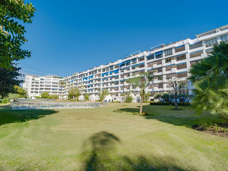 Fantastic, southwest-facing four-bedroom duplex penthouse, set in a prime position within the prestigious Puerto Banús, Marbella