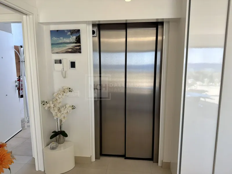 Amazing duplex penthouse with 360 views.