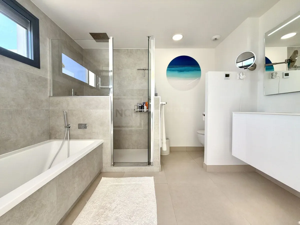 Amazing duplex penthouse with 360 views.