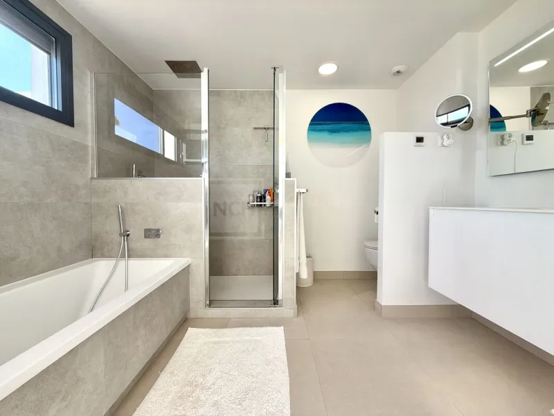 Amazing duplex penthouse with 360 views.