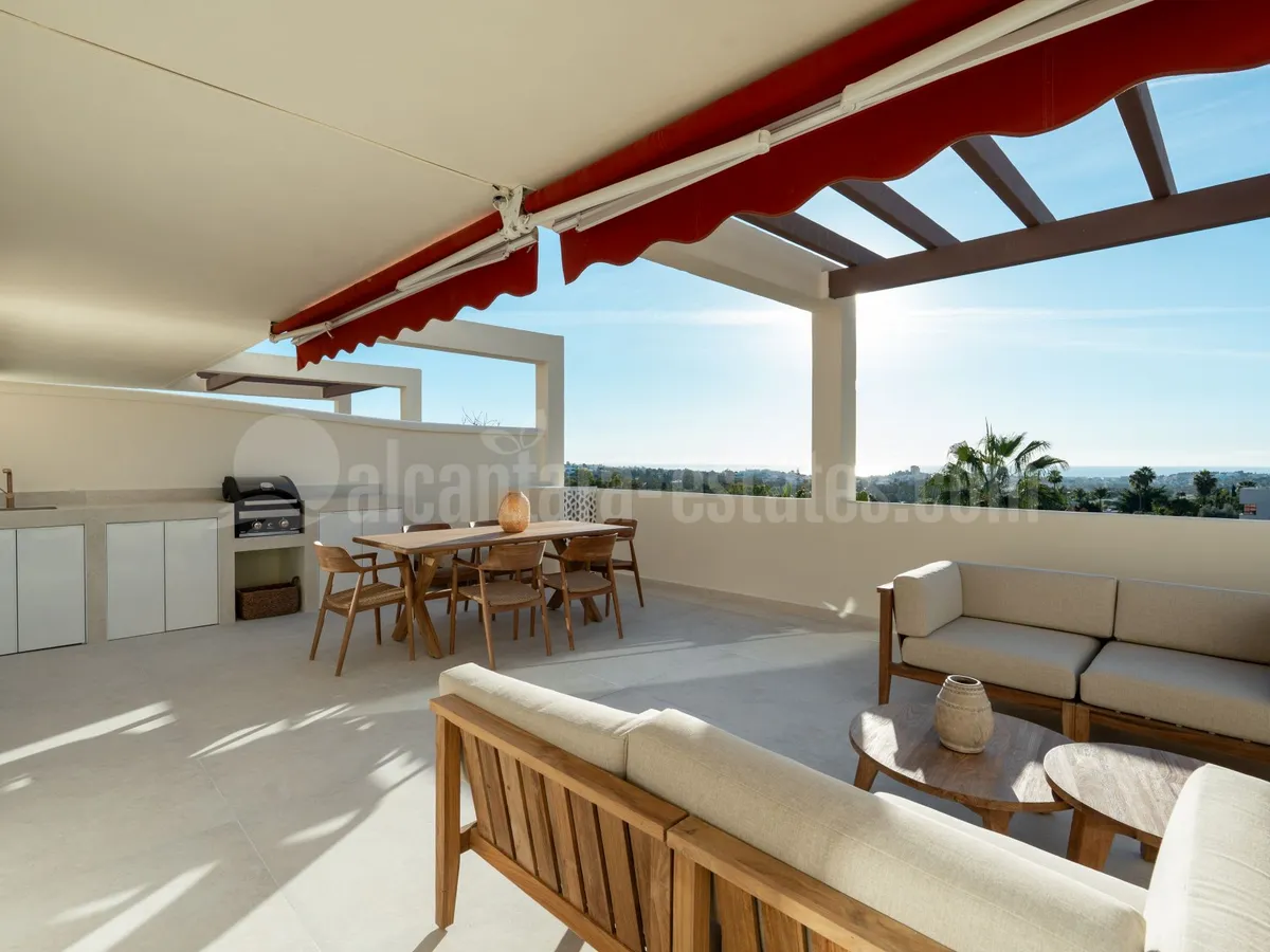 Renovated 3 Bedroom Apartment with sea & mountain views in Nueva Andalucía