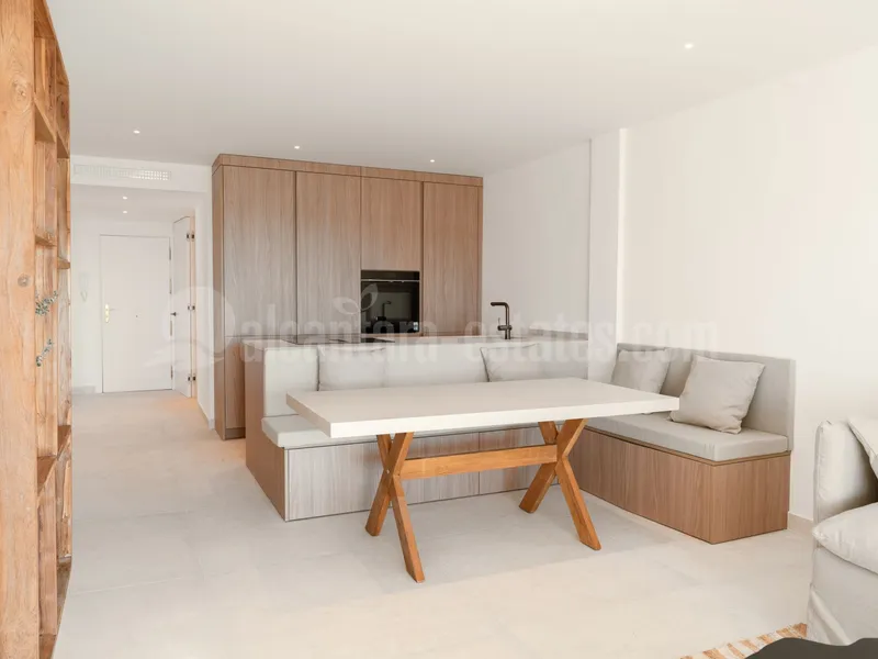 Renovated 3 Bedroom Apartment with sea & mountain views in Nueva Andalucía