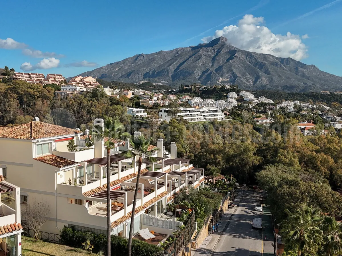Renovated 3 Bedroom Apartment with sea & mountain views in Nueva Andalucía