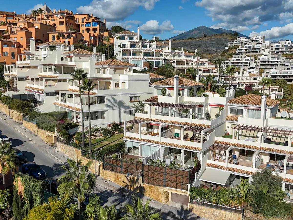 Renovated 3 Bedroom Apartment with sea & mountain views in Nueva Andalucía
