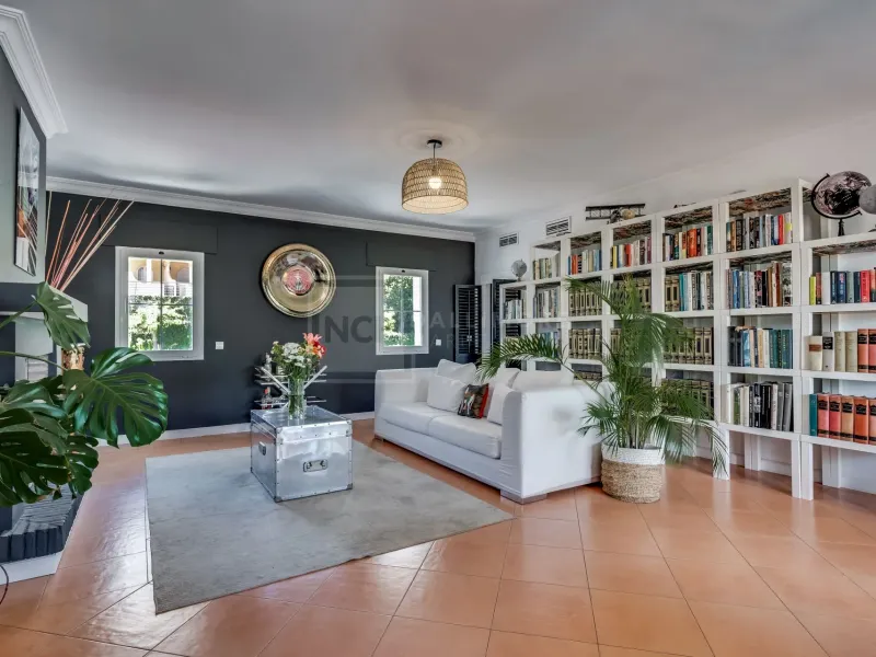 Amazing property with panoramic views!