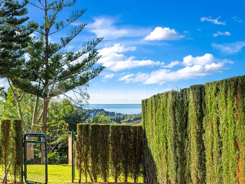 Superb three bedroom, south facing townhouse in Paraiso Bellevue, in El Paraiso on the New Golden Mile