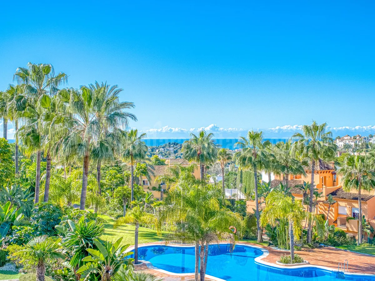 Superb three bedroom, south facing townhouse in Paraiso Bellevue, in El Paraiso on the New Golden Mile