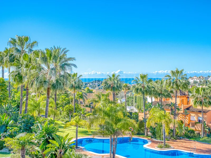 Superb three bedroom, south facing townhouse in Paraiso Bellevue, in El Paraiso on the New Golden Mile