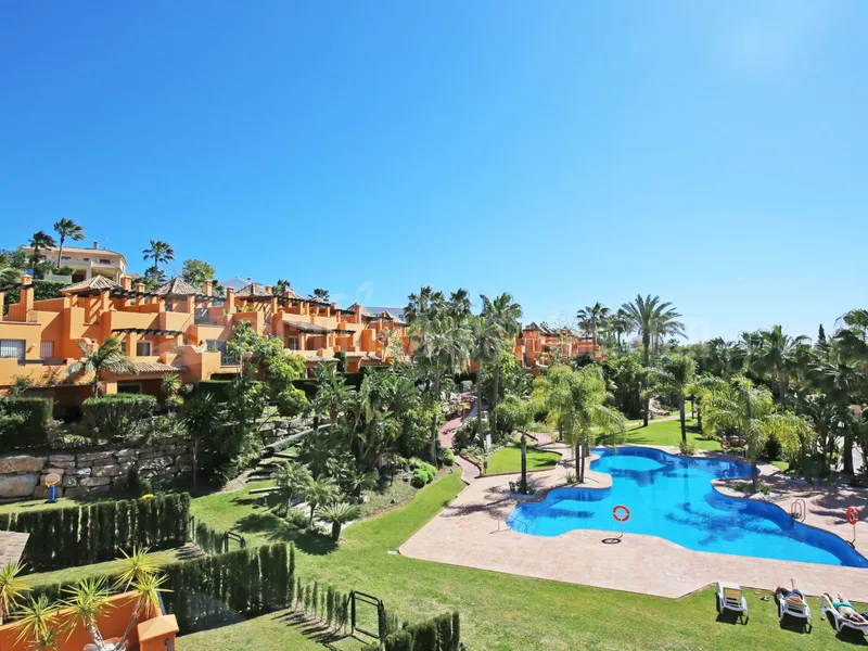 Superb three bedroom, south facing townhouse in Paraiso Bellevue, in El Paraiso on the New Golden Mile