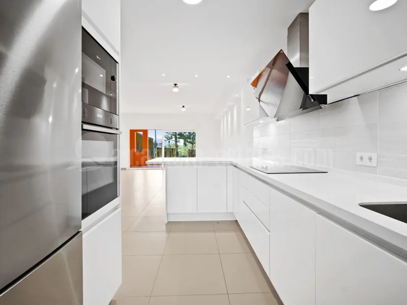 Superb three bedroom, south facing townhouse in Paraiso Bellevue, in El Paraiso on the New Golden Mile