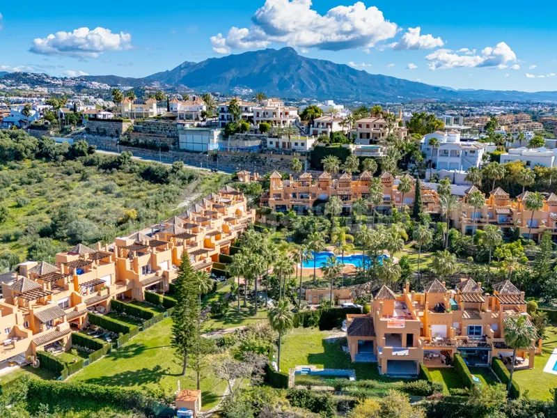 Superb three bedroom, south facing townhouse in Paraiso Bellevue, in El Paraiso on the New Golden Mile