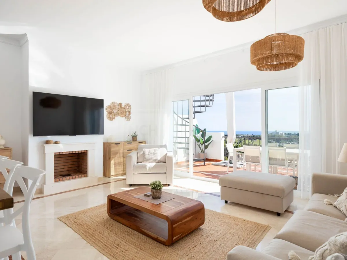 Elegant penthouse in Paraiso Pueblo featuring sea views, spacious terraces, and full facilities.