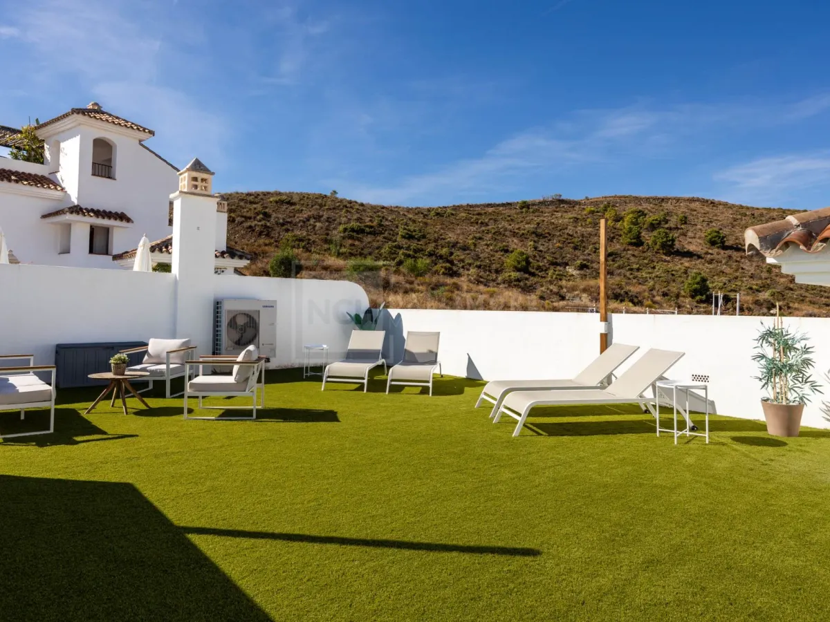 Elegant penthouse in Paraiso Pueblo featuring sea views, spacious terraces, and full facilities.