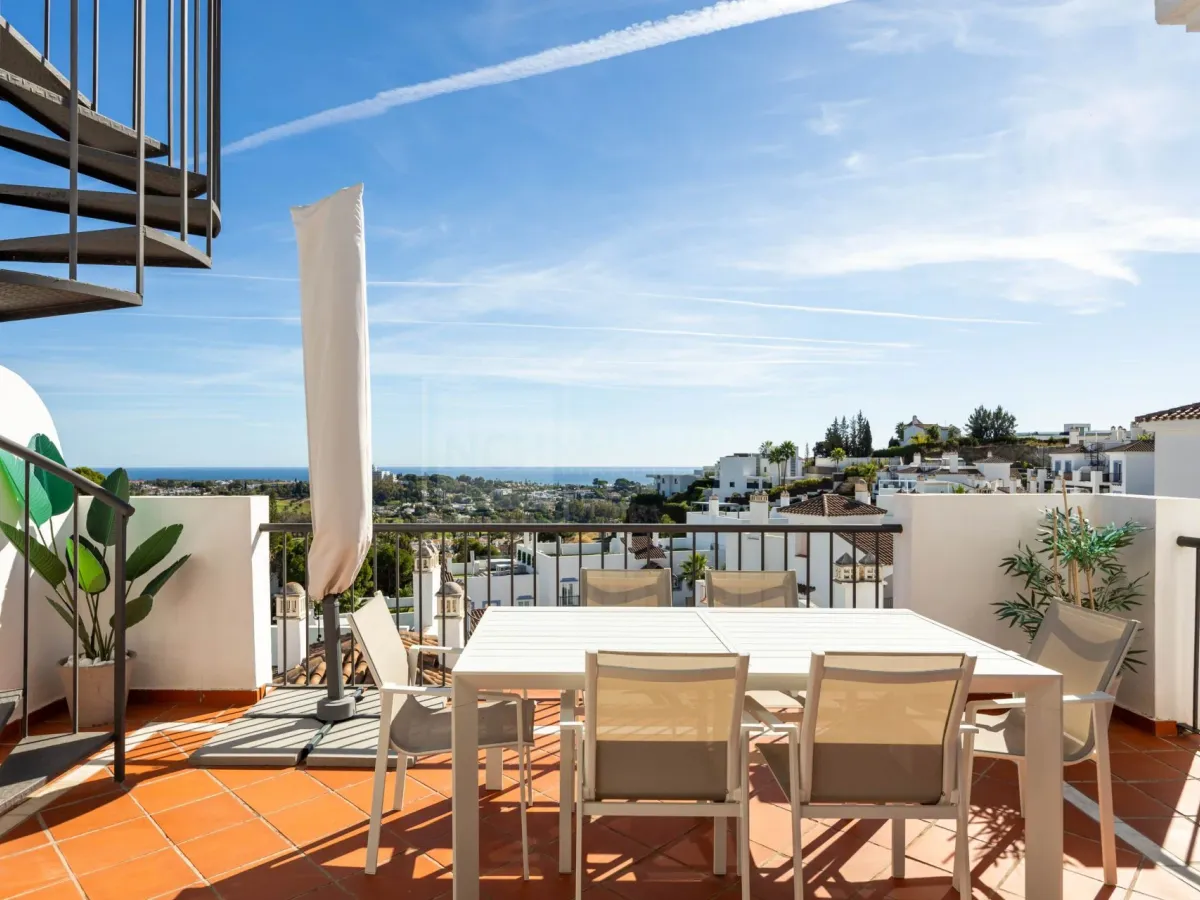 Elegant penthouse in Paraiso Pueblo featuring sea views, spacious terraces, and full facilities.