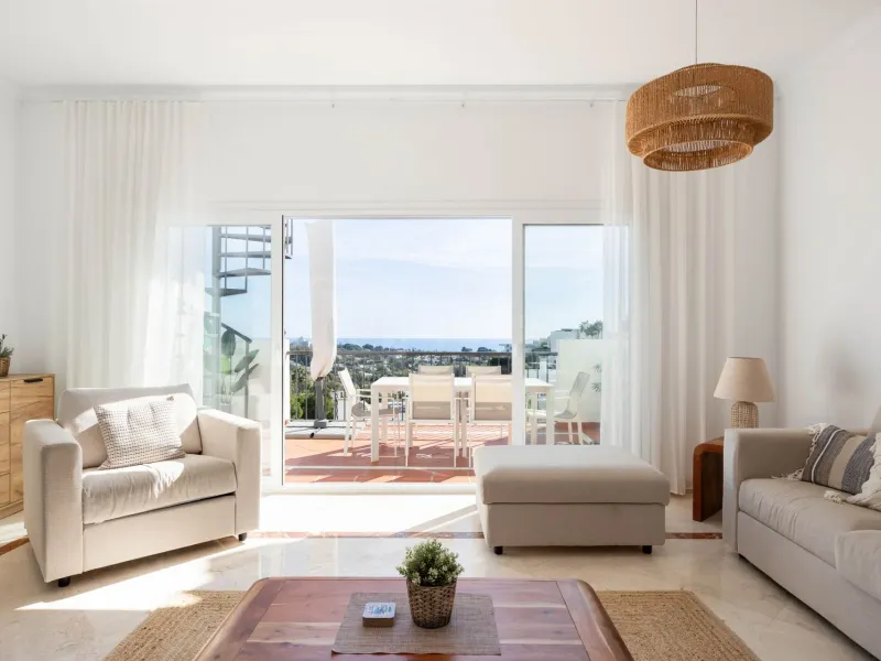 Elegant penthouse in Paraiso Pueblo featuring sea views, spacious terraces, and full facilities.