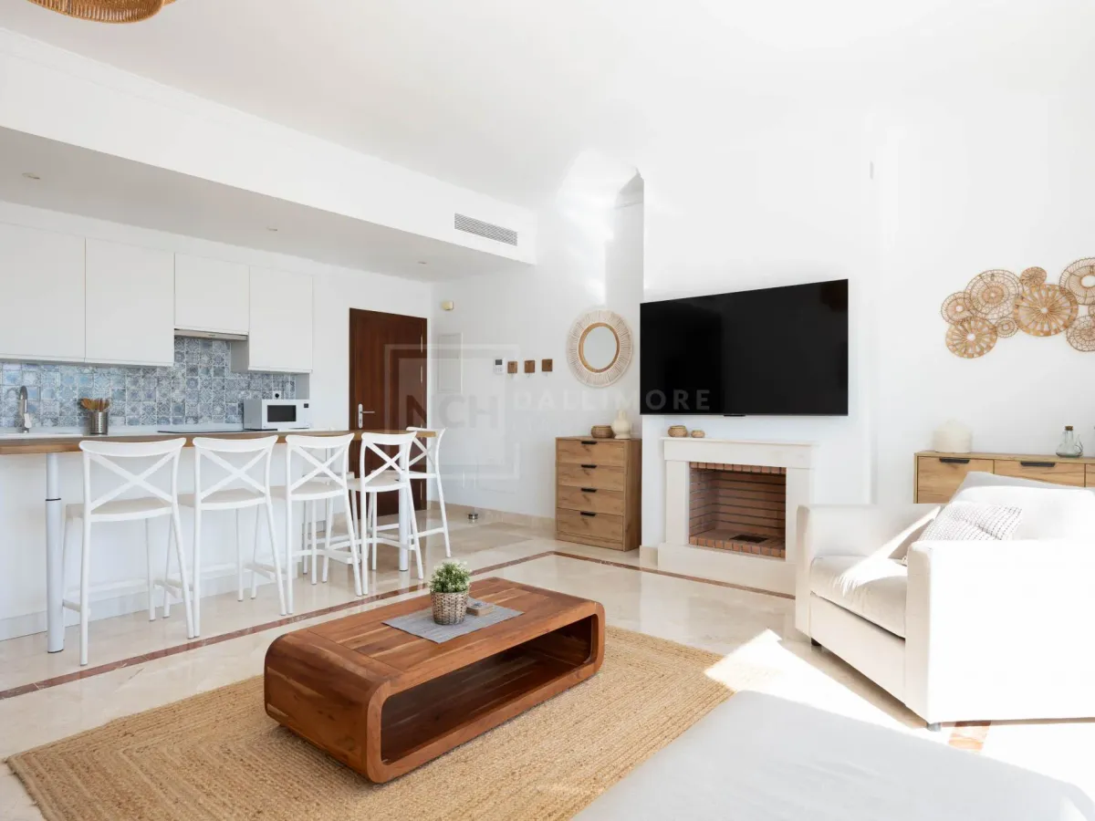 Elegant penthouse in Paraiso Pueblo featuring sea views, spacious terraces, and full facilities.