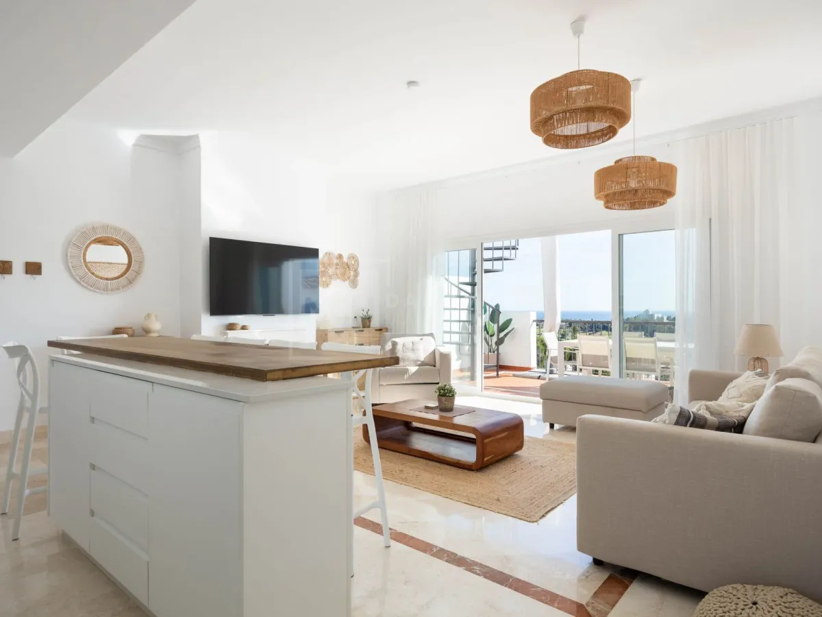 Elegant penthouse in Paraiso Pueblo featuring sea views, spacious terraces, and full facilities.