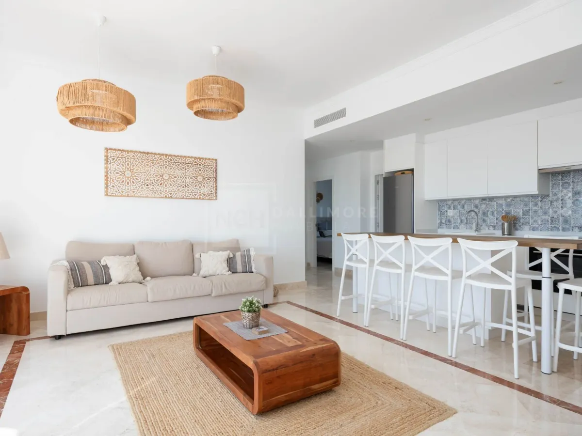 Elegant penthouse in Paraiso Pueblo featuring sea views, spacious terraces, and full facilities.