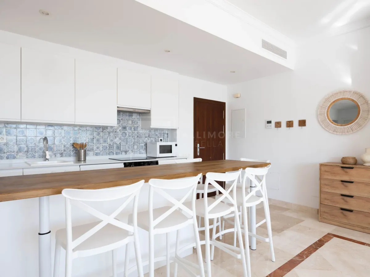 Elegant penthouse in Paraiso Pueblo featuring sea views, spacious terraces, and full facilities.