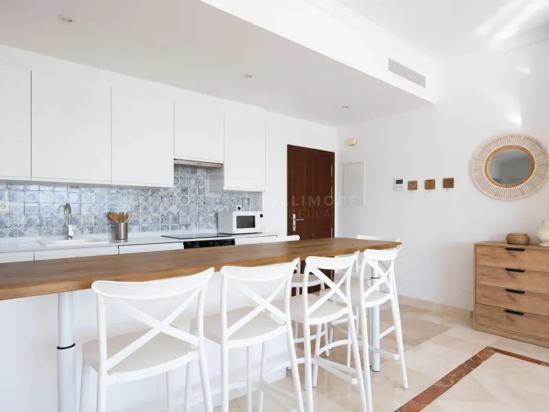 Elegant penthouse in Paraiso Pueblo featuring sea views, spacious terraces, and full facilities.