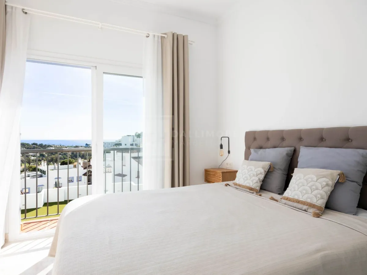 Elegant penthouse in Paraiso Pueblo featuring sea views, spacious terraces, and full facilities.