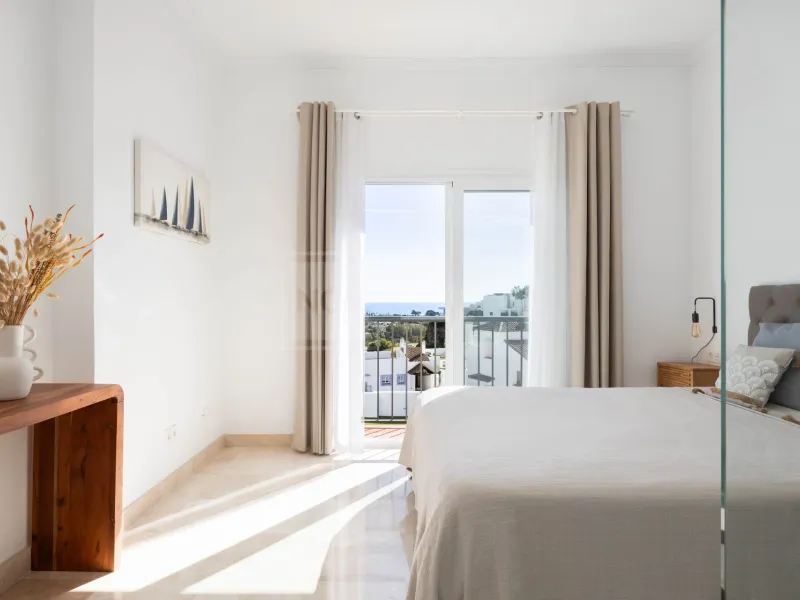 Elegant penthouse in Paraiso Pueblo featuring sea views, spacious terraces, and full facilities.